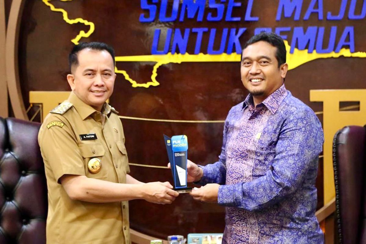 Pj Gubernur Sumsel Agus Fatoni bersama General Manager PLN UID S2JB Adhi Herlambang di Kantor Gubernur Sumsel, Selasa (20/2/2024).