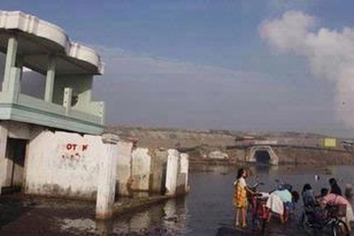 Sekelompok anak mengisi waktu libur sekolah dengan mencuci sepeda di genangan air luapan lumpur panas Lapindo Brantas di Desa Renokenongo, Porong, Sidoarjo, Jawa Timur, Selasa (9/9). Luapan lumpur panas telah menenggelamkan ribuan rumah di tiga kecamatan dan persoalan ganti rugi hingga sekarang belum tuntas. Rencananya Rabu (10/9), para korban bencana ini berunjuk rasa terkait pembuangan lumpur panas ke Sungai Porong. 