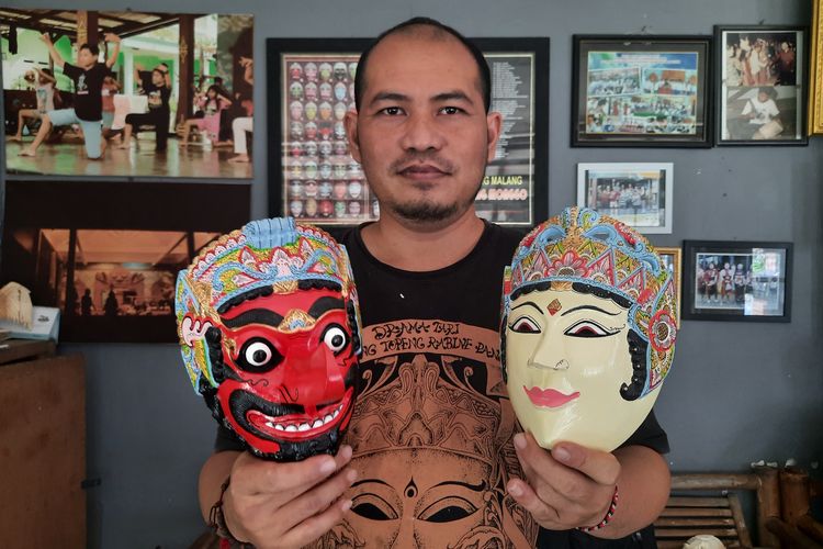 Pimpinan Padepokan Wayang Topeng Asmorobangun, Tri Handoyo (43) saat menunjukkan hasil topeng karyanya, Rabu (18/8/2021)