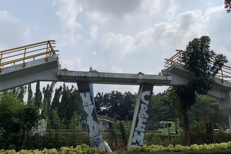 JPO di Bambu Apus Jaktim Mangkrak 8 Tahun, Tinggal Tangga dan Bikin Warga Bertanya-tanya