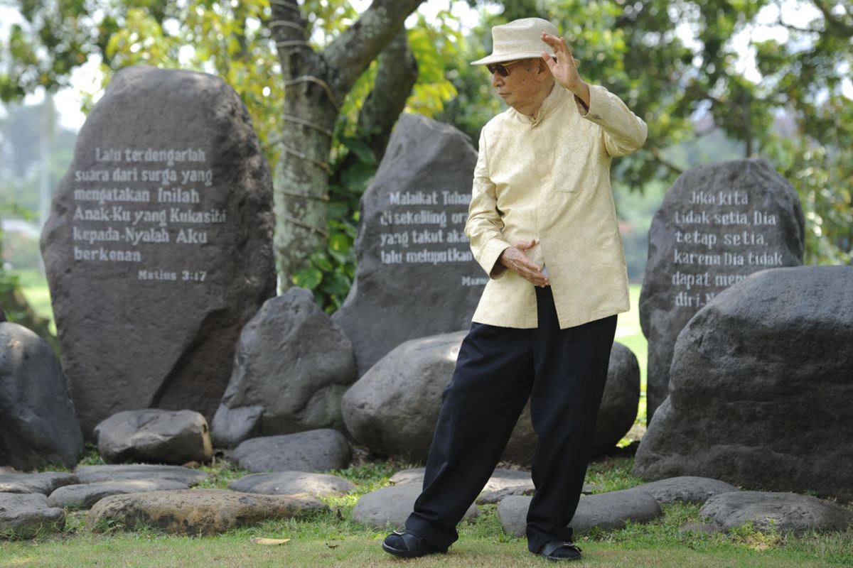 Ir Ciputra melakukan gerakan thai chi di halaman belakang rumahnya di Bukit Golf, Pondok Indah, Jakarta Selatan, Rabu (11/5). 

 *** Local Caption *** Olah raga yang teratur dan menjaga pola makan yang benar menjadi salah satu kunci sukses kesehatan Ir Ciputra.
Editorial Use Only