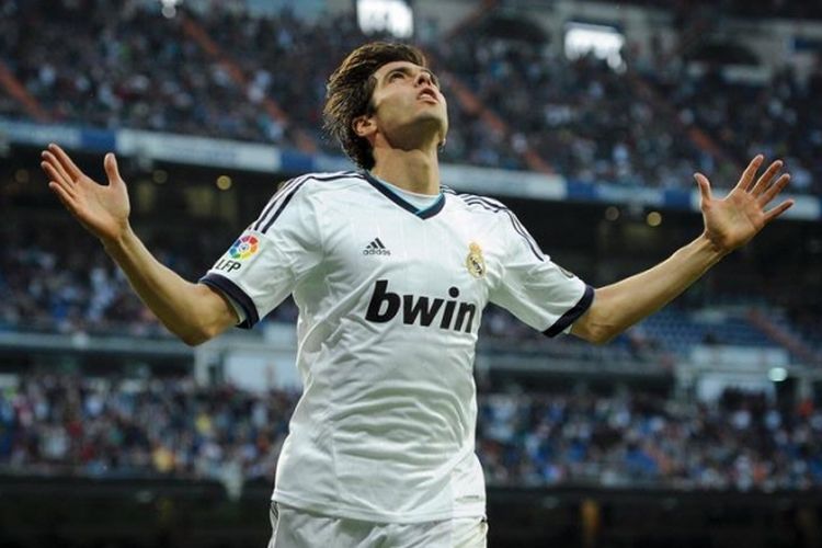 Gelandang Real Madrid,Ricardo Kaka, merayakan golnya ke gawang Valladolid, pada pertandingan Liga BBVA, di Santiago Bernabeu, Sabtu (4/5/2013).