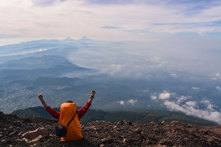 Ilustrasi menikmati aktivitas pendakian di Gunung Slamet, Jawa Tengah.