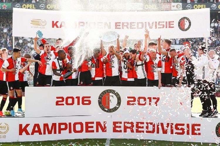 Feyenoord Rotterdam merayakan gelar juara Eredivisie musim 2016-2017 di Stadion De Kuip, Minggu (14/5/2017). 