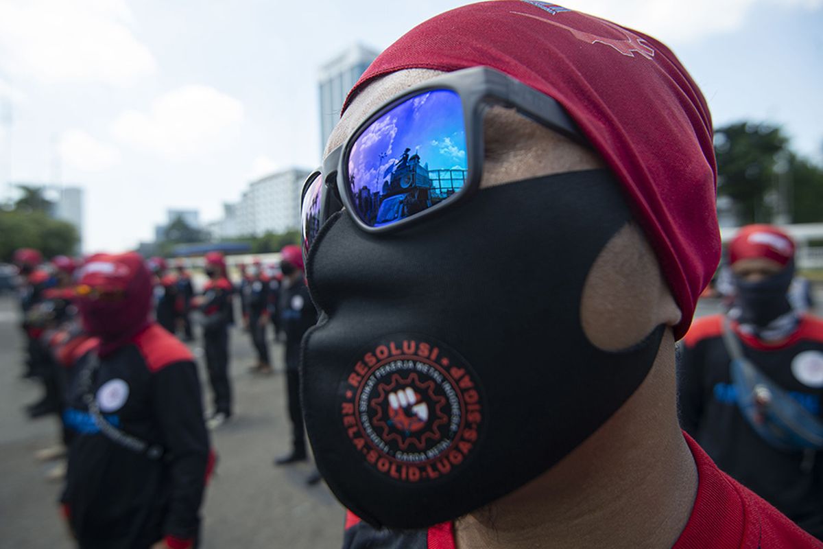 Sejumlah buruh berunjuk rasa di depan kompleks Parlemen, Jakarta, Rabu (30/9/2020). Dalam aksinya mereka menolak Omnibus Law Rancangan Undang-Undangan (RUU) Cipta Kerja karena dinilai lebih menguntungkan pengusaha, serta mengancam akan melakukan mogok nasional pada 6-8 Oktober 2020 atau saat sidang paripurna DPR membahas RUU Cipta Kerja.