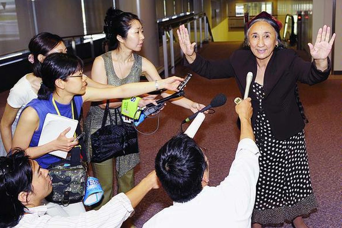 Pemimpin minoritas China Uighur, Rebiya Kadeer (kanan), yang juga Ketua Kongres Uighur Dunia, menanggapi pertanyaan sejumlah wartawan Jepang yang menyambutnya ketika ia tiba di Bandara Narita, di luar kota Tokyo, Jepang, Selasa (28/7). Kunjungan Rebiya ini menyulut rasa kecewa Pemerintah China yang menganggap Rebiya sebagai seorang 