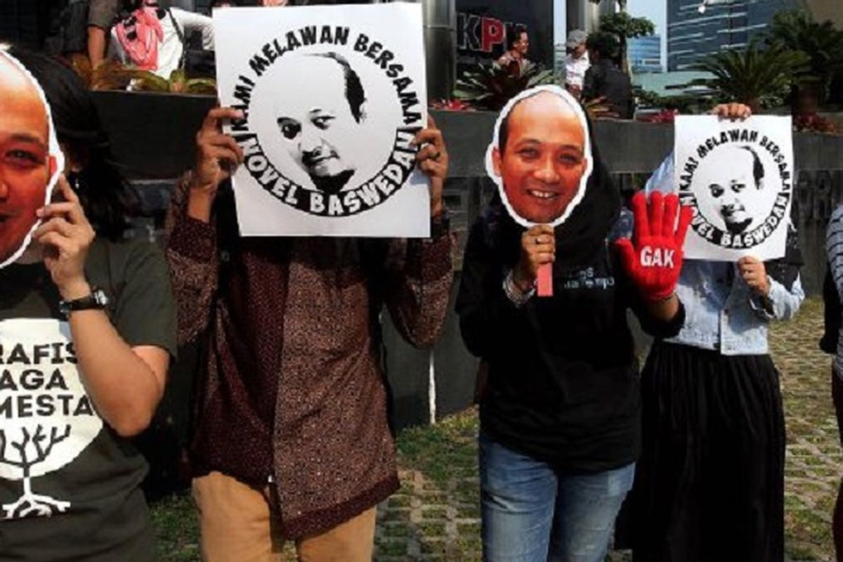 Sejumlah aktivis dari Koalisi Masyarakat Sipil melakukan aksi mengecam aksi kekerasan terhadap Novel Baswedan di depan gedung Komisi Pemberantasan Korupsi (KPK), Jakarta, Selasa (11/4). Mereka dengan membawa gambar wajah Novel meminta pemerintah untuk mengusut tuntas kekerasan tersebut. 