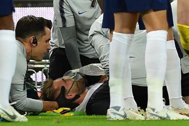 Bek sayap timnas Inggris, Luke Shaw, mendapatkan perawatan dari tim medis setelah mengalami cedera akibat benturan dengan bek timnas Spanyol dalam laga UEFA Nations League di Stadion Wembley, London, Inggris pada 8 September 2018.