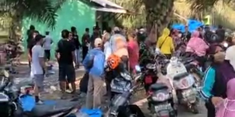 Ratusan petani Koperasi Iyo Basamo saat diserang sekelompok orang di perkebunan kelapa sawit di Desa Terantang, Kecamatan Tambang, Kabupaten Kampar, Riau, Minggu (19/6/2022).