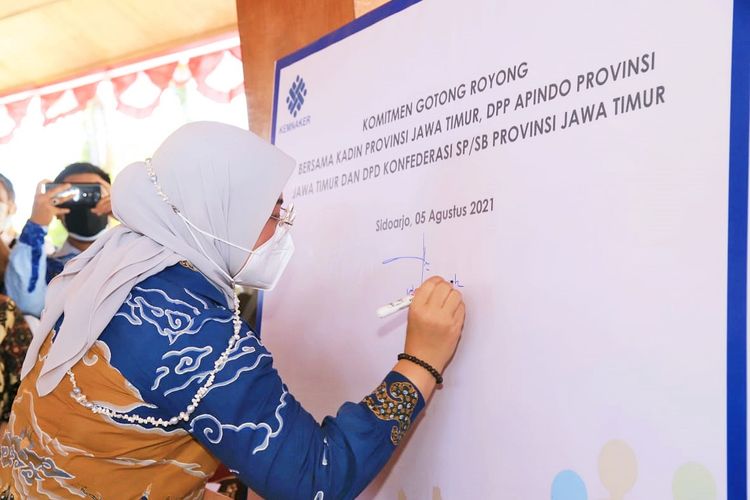 Menteri Ketenagakerjaan (Menaker) Ida Fauziyah saat menandatangani Komitmen Gotong Royong di Museum Mpu Tantular, Sidoarjo, Jawa Timur (Jatim), pada Kamis (5/8/2021).