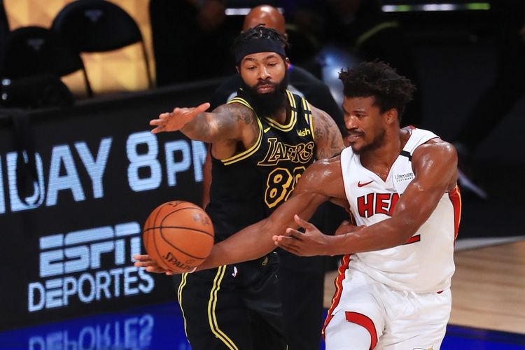 Jimmy Butler (kanan) berduel dengan Dwight Howard pada Gim 5 Final NBA 2020 yang mempertemukan LA Lakers vs Miami Heat di AdventHealth Arena, Orlando, Amerika Serikat, Sabtu (10/10/2020) pagi WIB.