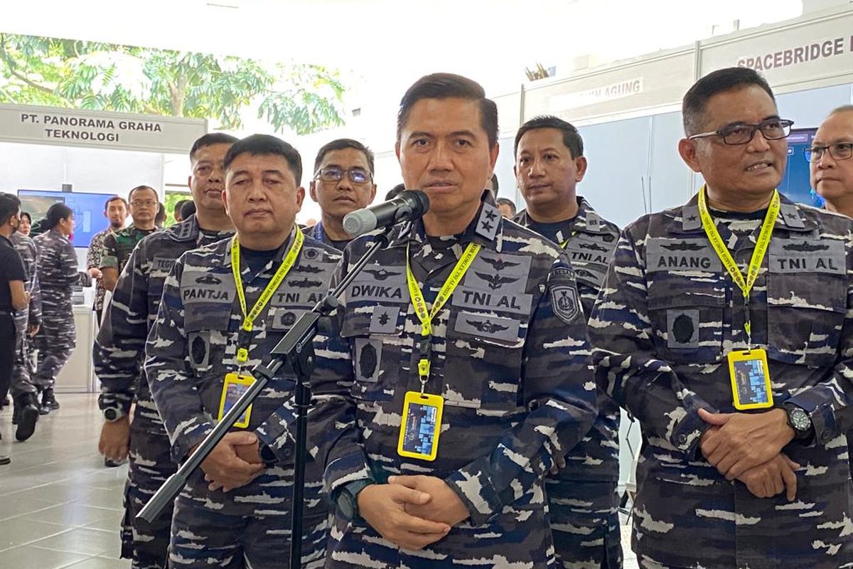 TNI Angkatan Laut (AL) sedang membangun konsep Network Centric Warfare (NCW) guna menghadapi perang modern. Hal itu disampaikan Asisten Komunikasi dan Elektronik (Askomlek) Kepala Staf AL Laksamana Muda Dwika Tjahja Setiawan usai membuka Rapat Koordinasi Komlek 2023 di Markas Besar AL (Mabesal), Cilangkap, Jakarta Timur, Kamis (16/3/2023).