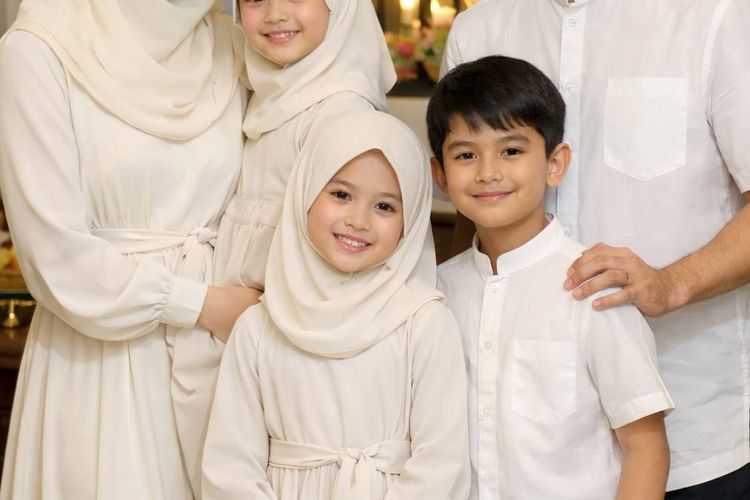 Tren baju lebaran keluarga modern minimalis