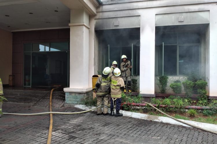 Petugas pemadam kebakaran saat memadamkan kebakaran di Ruang Sauna dan Gym Apartemen Pasadenia, Jakarta Timur, Sabtu (11/11/2023).