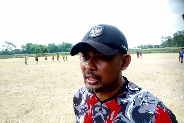 Mantan striker Kesebelasan Timnas Indonesia yang juga ayah Arkhan Kaka, Purwanto Suwondo, berbincang dengan Kompas.com di lapangan Desa Tumpang, Kecamatan Talun, Kabupaten Blitar, Sabtu (11/11/2023).
