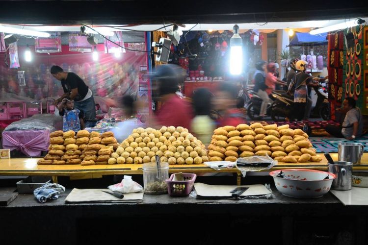 Pedagang menggelar dagangan saat tradisi dandangan di ruas Jalan Sunan Kudus, Kudus, Jawa Tengah.
