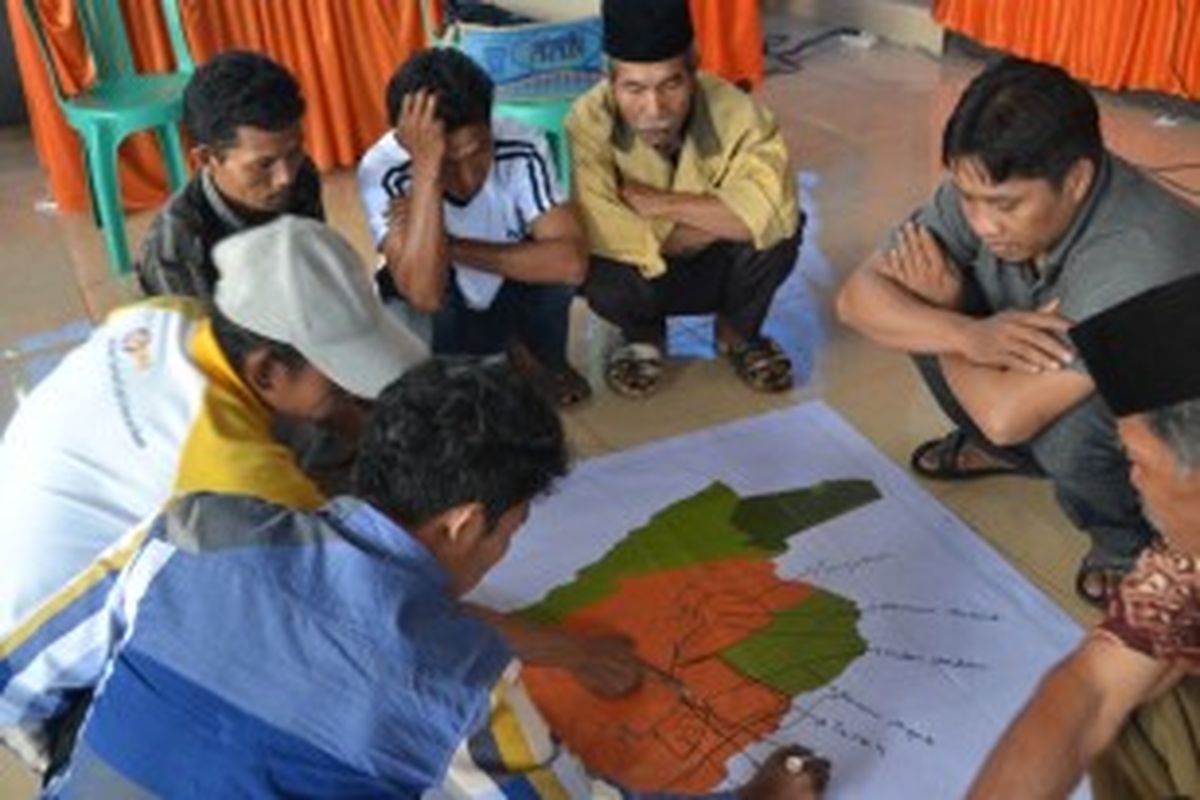 Diskusi Masyarakat Desa Kayu Loe tentang pemanfaatan lahan desa pada mini workshop yang digelar Agfor bekerja sama dengan petinggi daerah setempat dan mitra lokal di Kantor Desa kayu Loe, Kecamatan Bantaeng, Kabupaten Bantaeng, Sulawesi Selatan, Kamis (20/6/2013).

