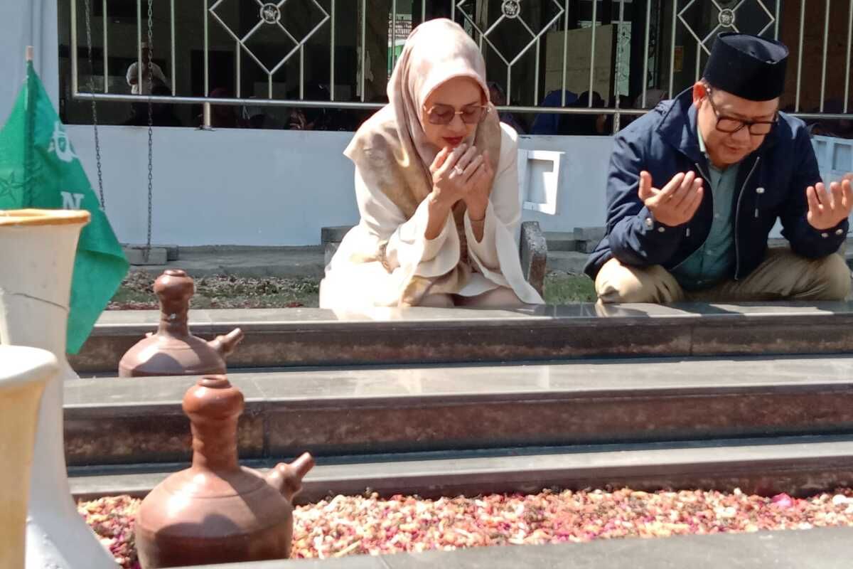 Cak Imin didampingi sang istri Rustini Murtadho, menziarahi makam kakek buyutnya, KH. Bisri Syansuri di Pesantren Manbaul Ma’arif, Denanyar, Kabupaten Jombang, Jawa Timur, Sabtu (2/9/2023).