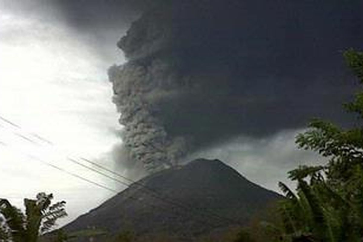 Gunung Sinabung kembali meletus, Senin (30/8/2010).