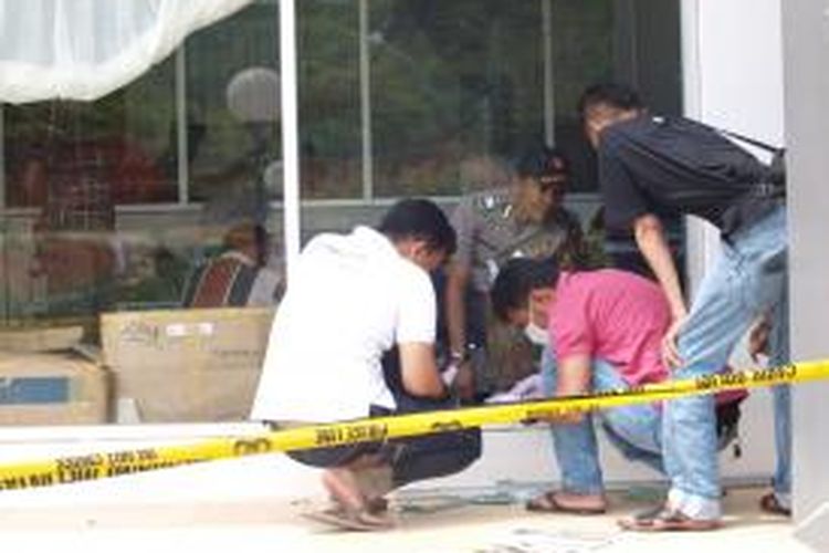 Anggota kepolisian tengah melakukan penyelidikan dan  olah tempat kejadian perkara (TKP) dalam kasus pencurian di kampus Institut Agama Islam Negeri (IAIN) Imam Rijali Ambon, Maluku, Selasa (14/1/2014)