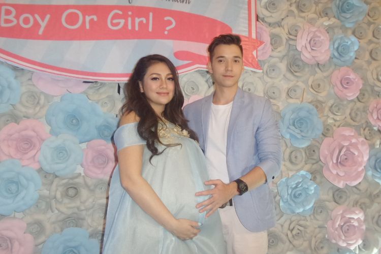 Celine Evangelista dan Stefan William ditemui setelah menggelar acara baby shower atau tujuh bulanan di Arion Swiss-Belhotel Kemang, Jakarta Selatan, Minggu (20/8/2017).