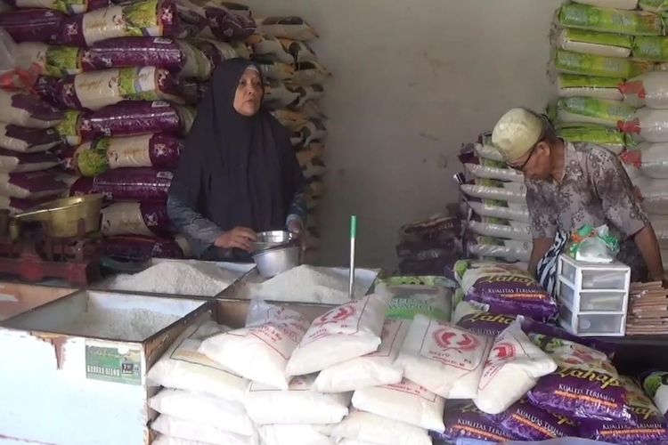 HARGA SEMBAKO: Harga beras di Kebumen, Jawa Tengah telah mencapai Rp 16.000 per kilogram dan belum ada tanda-tanda akan adanya penuruan harga. 