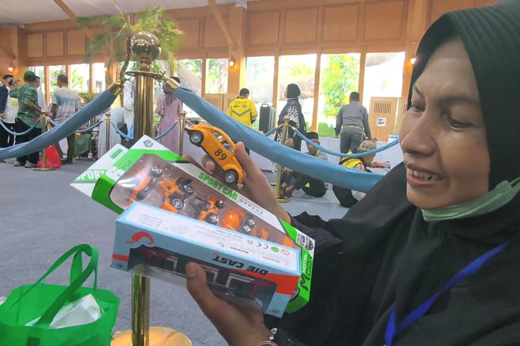 Presiden Prabowo Bagikan Mainan Mobil-mobilan untuk Anak-anak