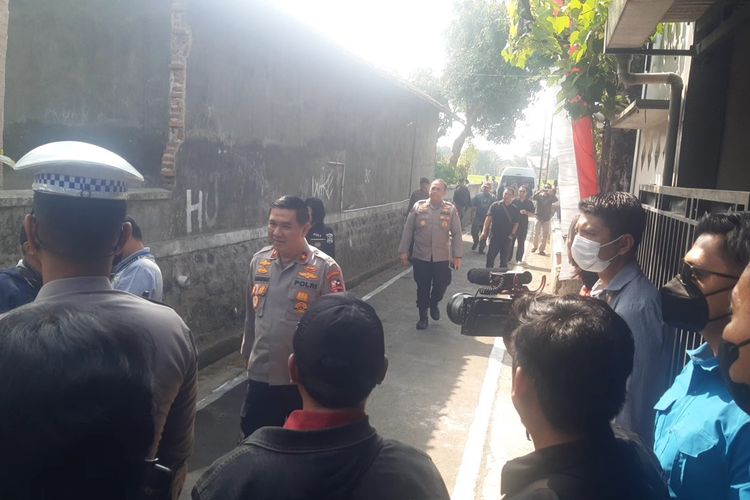 Karo Penmas Divhumas Polri Brigjen Pol Ahmad Ramadhan dalam olah tempat kejadian perkara di rumah terduga teroris S di Desa Trayu, Banyudono, Boyolali, Jawa Tengah, Jumat (4/8/2023).