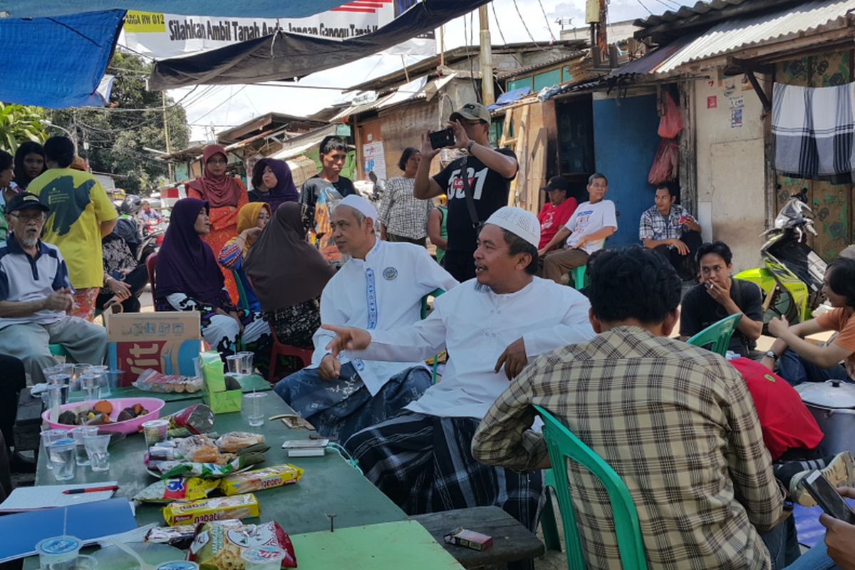 Warga RW 12 Kelurahan Manggarai, Kecamatan Tebet, Jakarta Selatan, yang rumahnya akan digusur untuk proyek KA menuju Bandara Soekarno Hatta, mendirikan posko di jalan masuk menuju permukiman mereka, Minggu (9/4/2017).