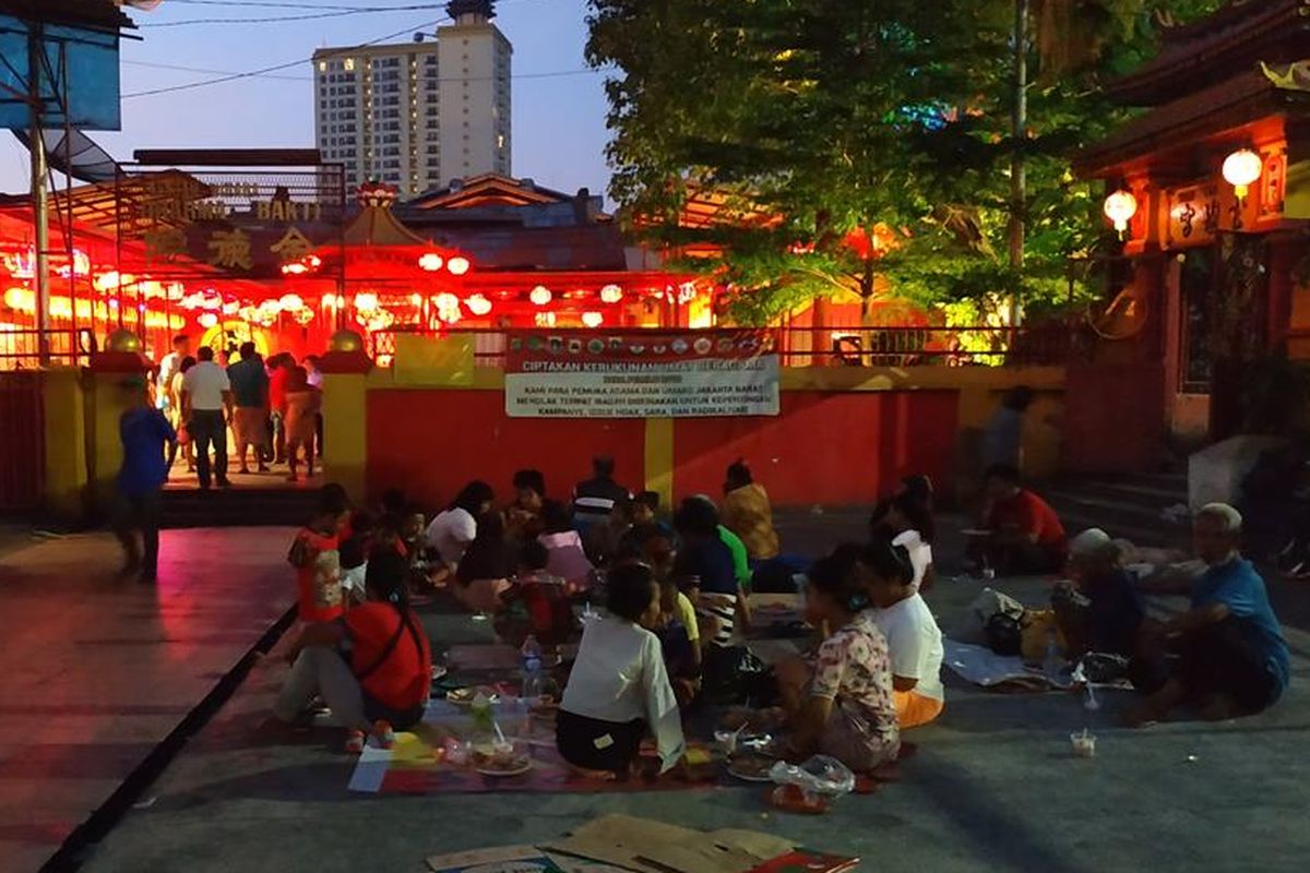 Para peserta kegiatan Buka Puasa Gratis di Wihara Dharma Bakti tampak antusias mengambil dan menyantap takjil yang disediakan, Selasa (7/5/2019).