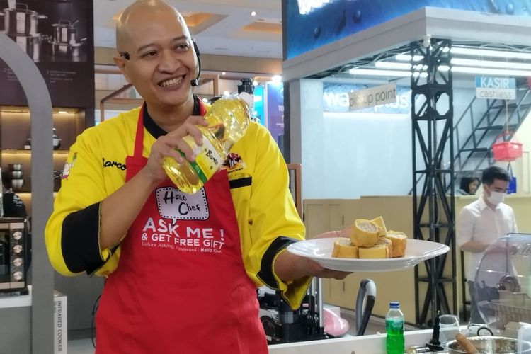 Chef Caesar menunjukkan hasil egg roll buatannya di JakFair Kemayoran 2023, Hall D2 JiExpo Kemayoran, Jakarta Pusat, Jumat (16/6/2023). (KOMPAS.com/XENA OLIVIA)