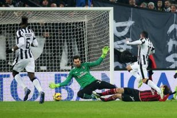 Striker Juventus, Carlos Tevez, saat melepaskan tendangan yang berujung gol ke gawang AC Milan pada lanjutan Serie-A di Juventsu Stadium, Sabtu (7/2/2015). 