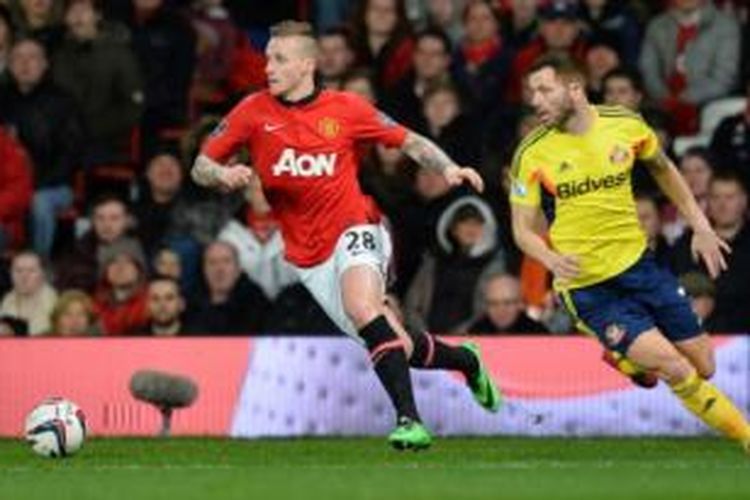 Bek Manchester United, Alexander Buttner (kiri), mendapat pengawalan dari bek Sunderland, Phil Bardsley (kanan), pada laga leg kedua semifinal Piala Liga Inggris di Stadion Old Trafford, Manchester, Rabu (22/1/2014).