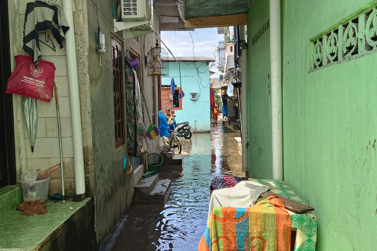 Suasana saat Banjir mulai agak surut dengan ketinggian sekitar 5 cm di Gang H.Musanif RT 08/ RW 08 Kedaung Kali Angke, Cengkareng, Jakarta Barat, Selasa (28/2/2023)