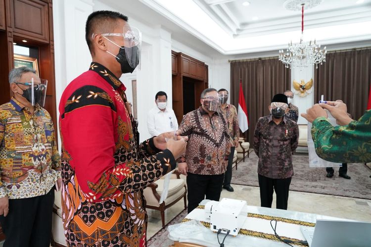 Wapres Ma'ruf Amin saat menerima Menristek Bambang Brodjonegoro melaporkan soal temuan GeNose dari UGM, di kediama dinas, Jakarta, Selasa (3/2/2021).
