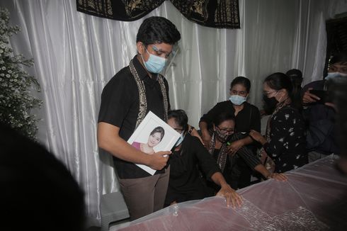 Tangis Keluarga Pecah Sambut Jenazah Pramugari Sriwijaya Air Mia Trestyani di Rumah Duka