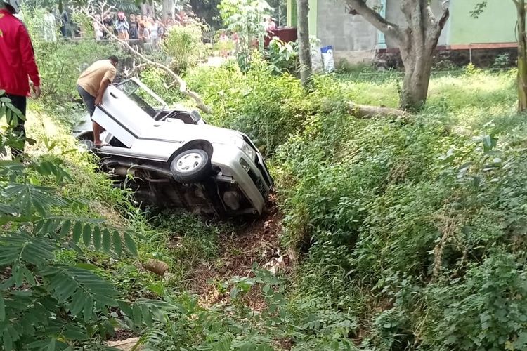 Pengemudi mobil keluarga rombongan wisatawan dari Blora terperosok ke saluran irigasi di Desa Kuwonharjo Kabupaten Magetan saat pulang dari wisata Telaga Sarangan. Sopir diduga mengantuk sehingag tidak menguasai kendaraan hingga terperosok ke saluran irigasi. Lima penumpang mnegalami luka ringain dan dievakuasi ek Rumash Sakit di Madiun,