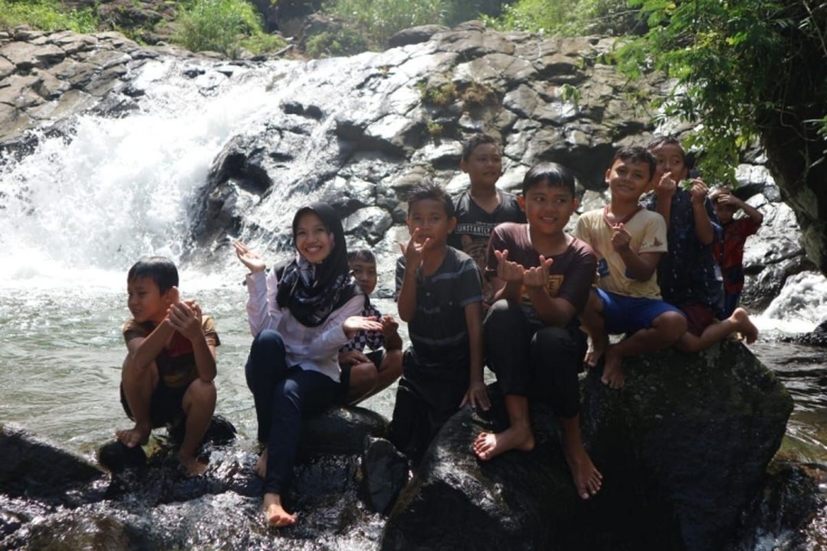 Bermain air di Curug Mantras 