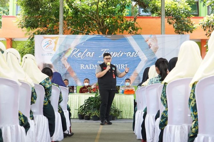 Bupati Kediri saat mengisi kelas inspirasi siswa di SMAN 1 Wates, Kabupaten Kediri, Jawa Timur, Kamis (18/8/2022) 


