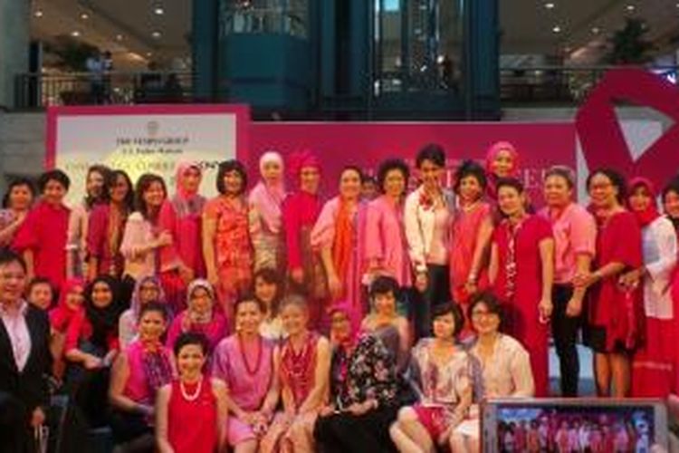 Para survivors dan warriors kanker payudara, serta keluarga dan kerabat berkumpul dalam acara kampanye peduli kanker payudara di Plaza Senayan, Jakarta, Minggu (26/10/2014).