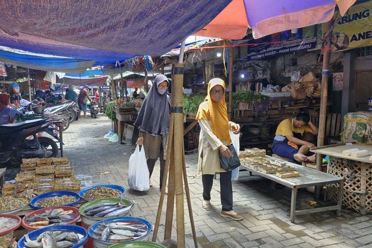 Suasana jual beli di Pasar Karangayu Semarang, Selasa (2/4/2024).