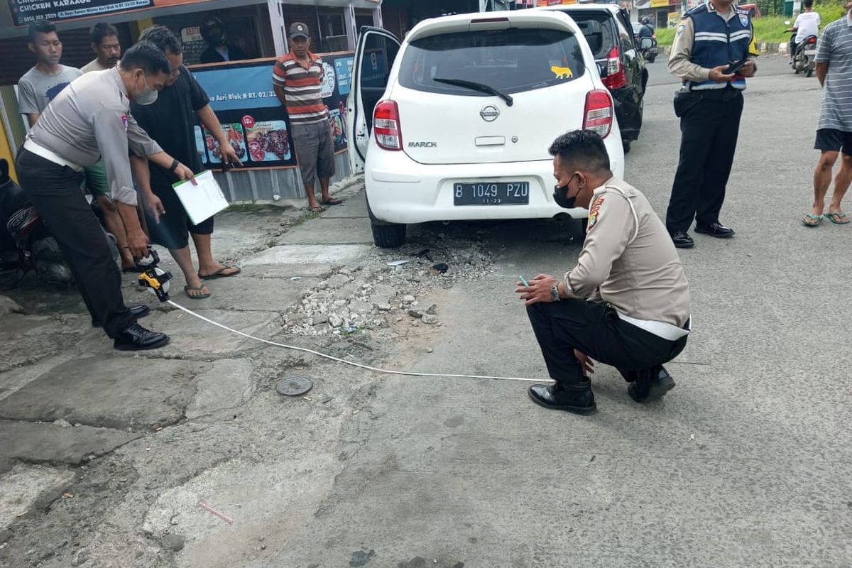 Petugas Satlantas dari Polres Metro Bekasi Kota saat mengecek lokasi kejadian tabrakan beruntun di wilayah Teluk Pucung, Bekasi Utara, Kota Bekasi, Selasa (10/1/2023).