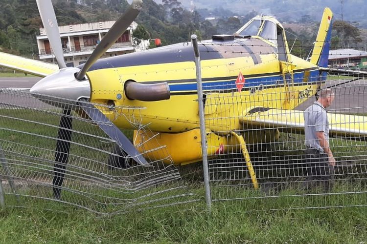 Pesawat Air Tractor AT-802A PK-PAG pengangkut BBM Pertamina alami bouncing di Bandara Karubaga, Tolikara, Papua, Selasa (09/06/2020)