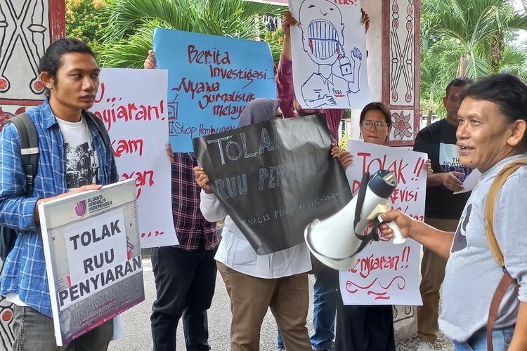 Foto: Puluhan Jurnalis di Kota Pematangsiantar, Provinsi Sumut menyampaikan aspirasi penolakan Revisi UU Penyiaran di halaman kantor DPRD Pematangsiantar, Rabu (22/5/2024).