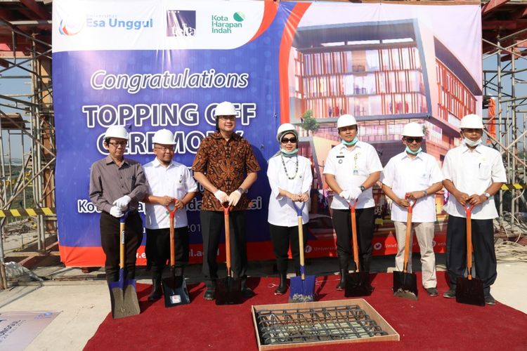 Seremoni topping off (penutupan atas) pembangungan tahap pertama UEU di Kampus Harapan Indah Bekasi, Jawa Barat (24/7/2019). 