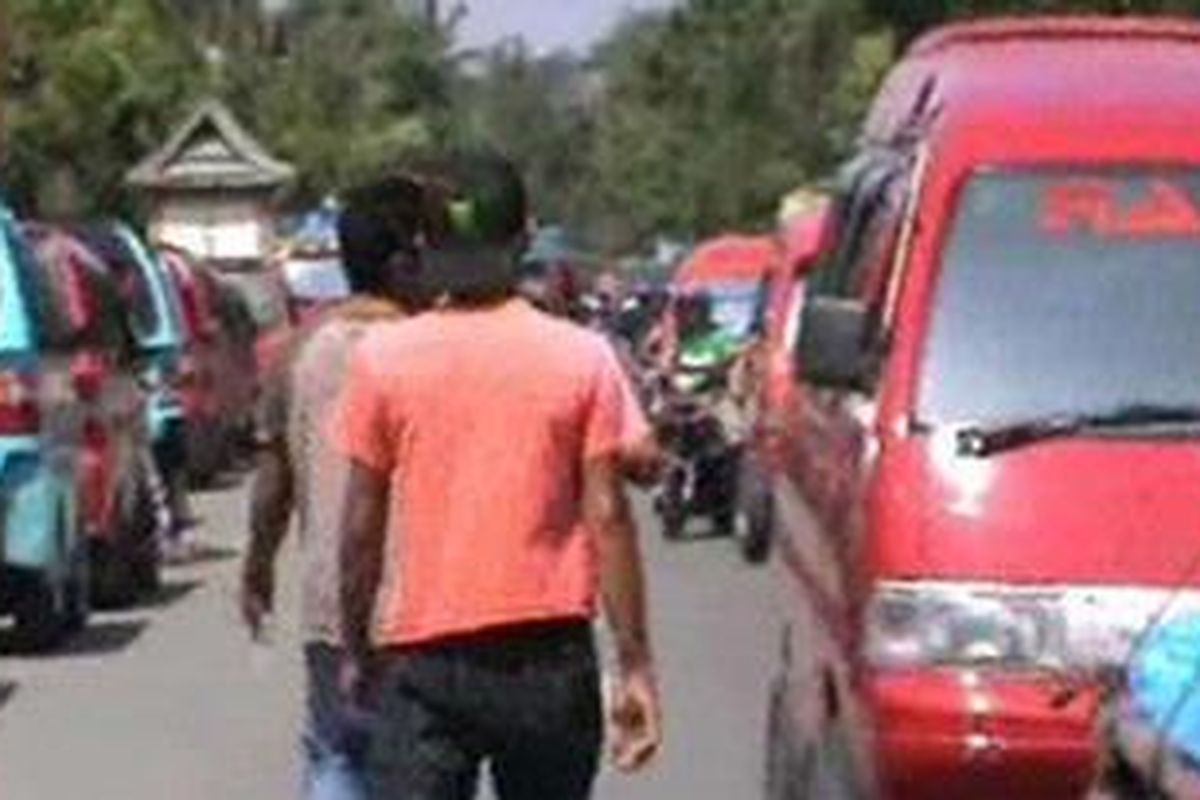 Ratusan sopir angkutan kota di Polewasi Mandar, Sulawesi Barat, Kamis (4/10/2012), menggelar aksi mogok di jalur lintas barat Sulawesi hingga memacetkan arus kendaraan di jalan tersebut.