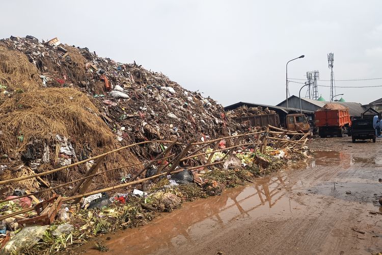 Pengangkutan Sampah di Pasar Induk Kramat Jati Berlanjut, Tumpukan Masih Menggunung