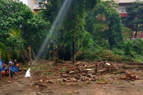 Beronjong Belum Dipasang, Petugas Masih Bersihkan Puing Tembok Jebol di Taman Kemang