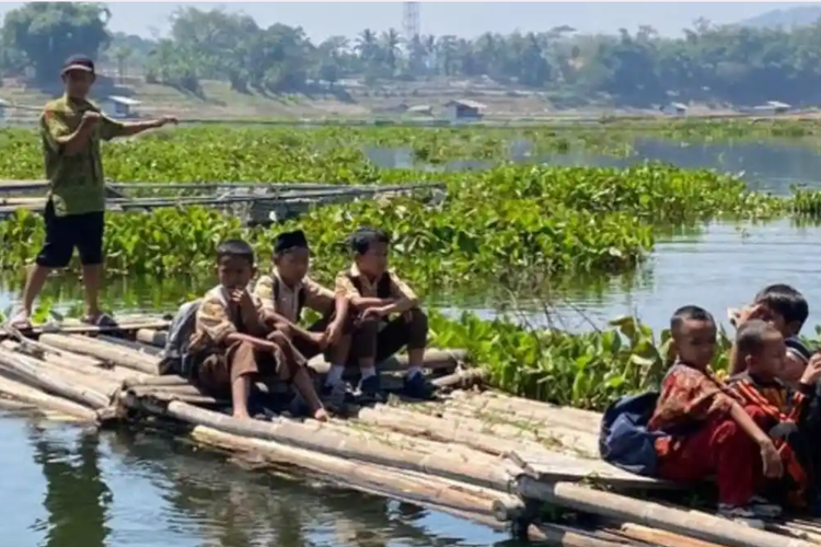 Usai Viral Siswa Naik Rakit ke Sekolah, Titik Jembatan di Cililin KBB Mulai Dipatok