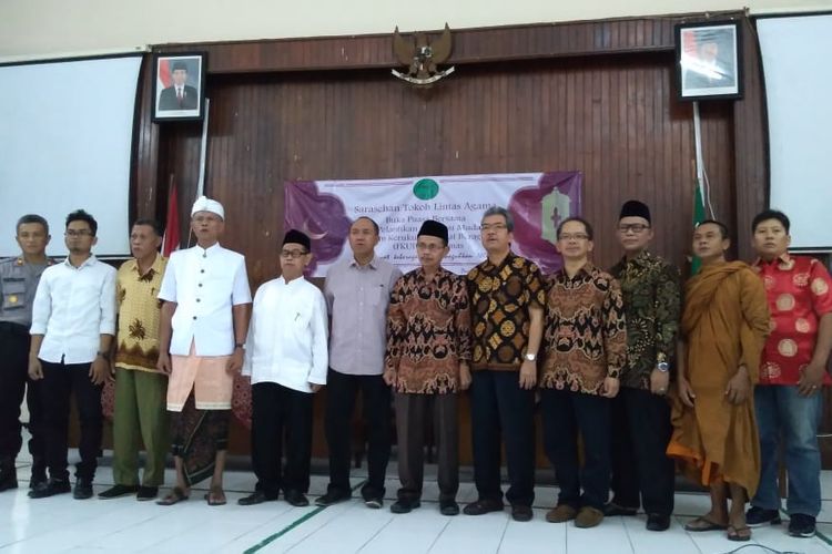 Anggota FKUB Banyumas menyatakan sikap menolak people power di aula Kantor Kemenag Banyumas, Jawa Tengah, Jumat (17/5/2019).